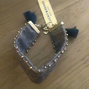 Lucky linen bracelet with tassels